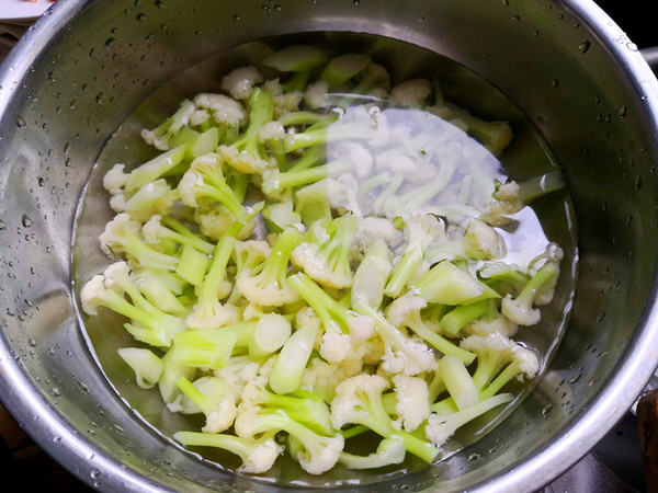 Bullishness-stir-fried Cauliflower with Beef recipe