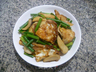 Stir-fried Lotus Leaf Egg with Oyster Mushroom and Garlic Sprouts recipe