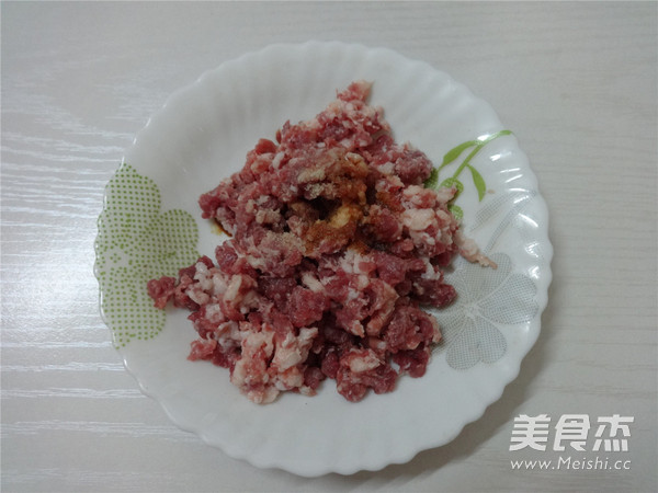 Onion Minced Pork Topped with Noodles recipe