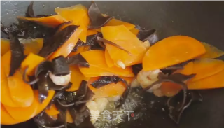 Fried Shrimp with Carrots and Fungus recipe