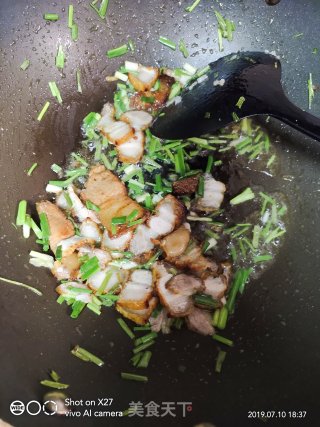 Stir-fried Pork Belly Slices with Convolvulus Root recipe