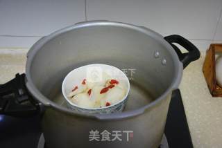 Stewed Sydney Pear with Rock Sugar and Wolfberry recipe