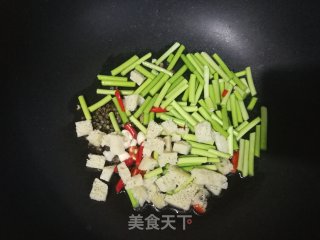 Stir-fried Liangpi with Garlic Moss recipe