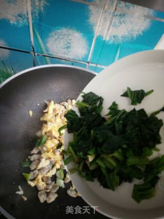 Scrambled Eggs with Spinach and Clams recipe