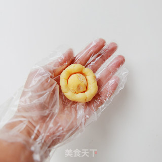 Flowing Custard Mooncakes, The Softer The Heart, The More Delicious recipe