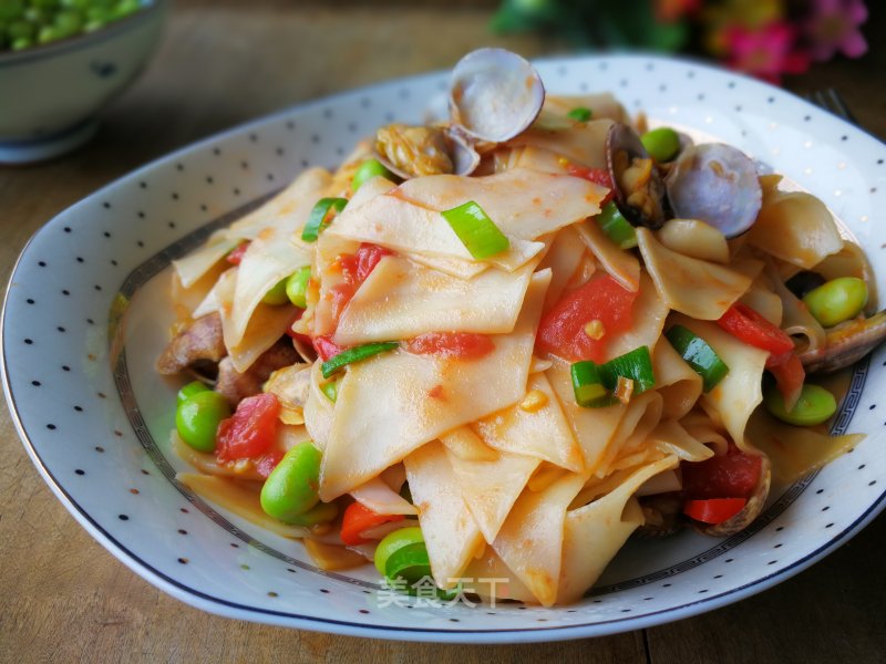 Fried Noodles with Clams and Tomatoes recipe