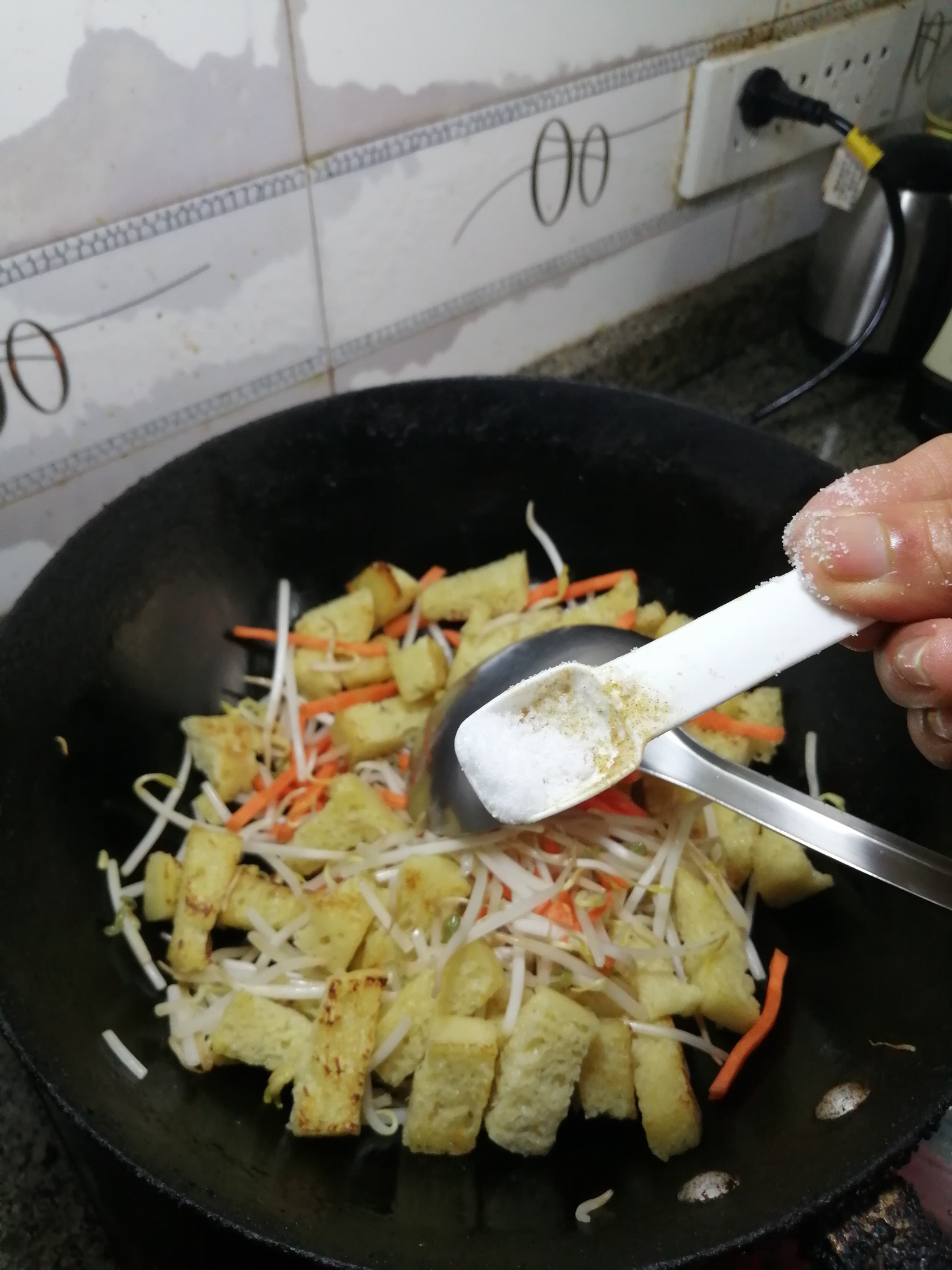 Stir-fried Liangpi with Black Pepper Twist recipe