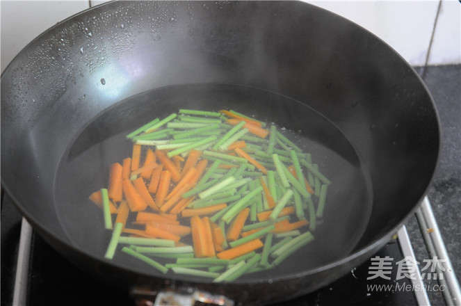Stir-fried Luncheon Meat with Garlic and Carrots recipe