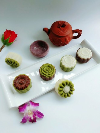 Snowy Mooncakes with Pineapple Stuffing