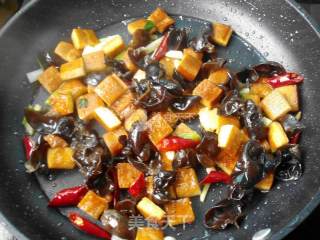 Stir-fried Chicken with Spicy Dried Fungus recipe