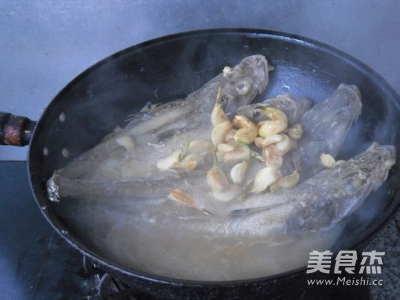 Braised Fish with Garlic recipe