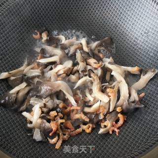 Stir-fried Sea Rice with Leek and Oyster Mushroom recipe