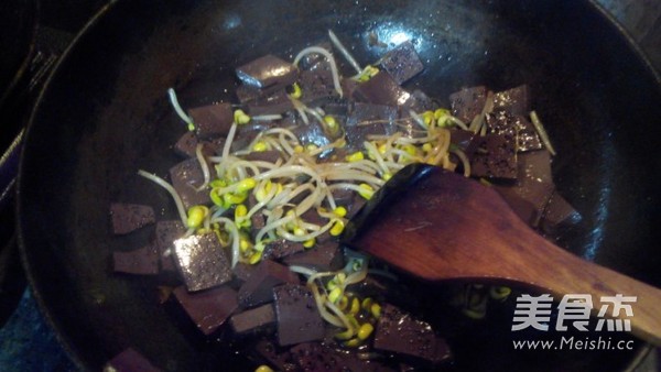 Stir-fried Blood Tofu with Soybean Sprouts recipe