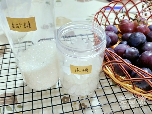 What to Do If There is A Bunch of Grapes that Can't be Eaten, Make Wine at Home recipe