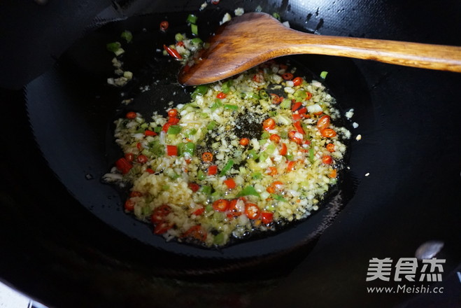 Finger Sucking Fish-flavored Chicken Feet recipe