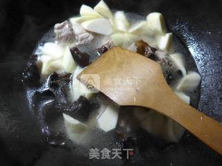 Braised Pork Ribs with Black Fungus and Zizania recipe