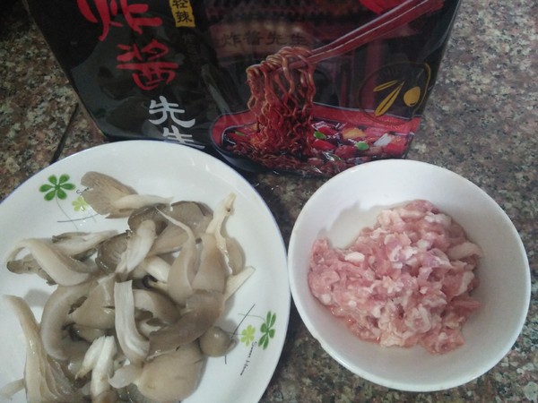 #中卓炸酱# Instant Noodles with Shredded Pork and Mushroom recipe