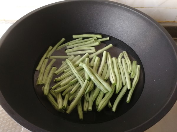 Stir-fried Pork with Green Beans in Sauce recipe