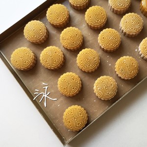 Cantonese-style Moon Cakes-egg Yolk and Lotus Paste Moon Cakes recipe