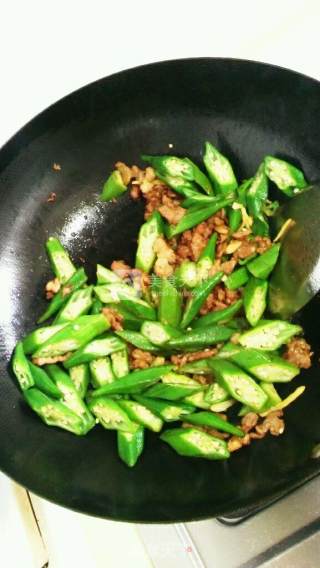 Stir-fried Okra with Pork Moo recipe