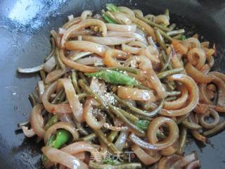 Stir-fried Pork Skin with Sour Cowpeas recipe