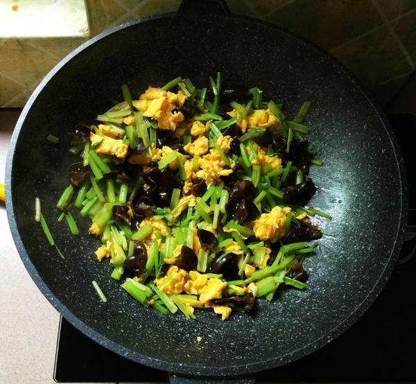 Scrambled Eggs with Celery and Black Fungus recipe