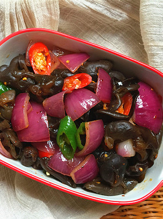 Fried Onion with Black Fungus recipe
