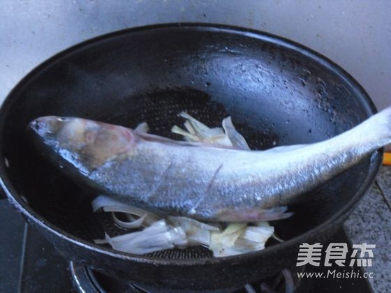 Grilled Silver Carp with Green Onions recipe