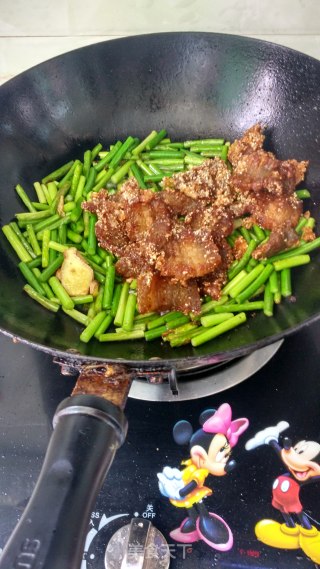 Stir-fried Rice Noodle Pork with Garlic Moss recipe