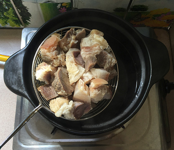 Braised Pork Trotter with Radish recipe