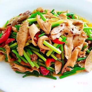 Stir-fried Belly Slices with Garlic Stalks recipe