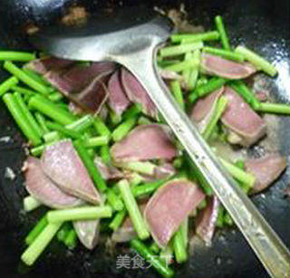 Stir-fried Pork Tongue with Garlic Sprouts recipe