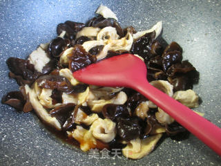 Fried Gluten with Light Pepper and Black Fungus recipe