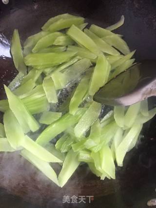 Stir-fried Lettuce with Shredded Pork recipe