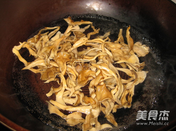 Stir-fried Pork with Chestnut Mushrooms recipe