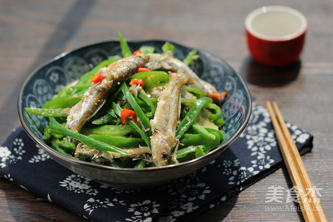 Stir-fried Baby Fish with Green Pepper recipe