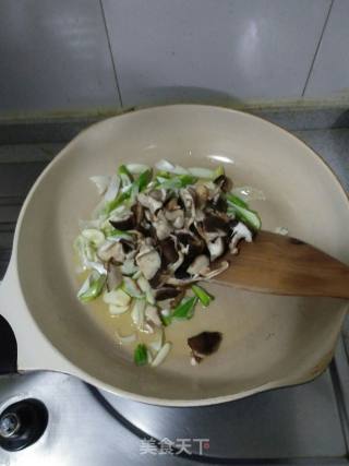 Stir-fried Chrysanthemum Vegetable with Mushrooms recipe