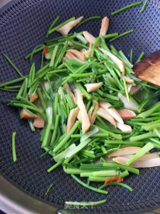 Stir-fried Golden Abalone with Cilantro recipe