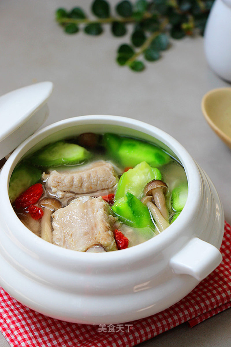 Spare Ribs Soup with Loofah Mushroom recipe