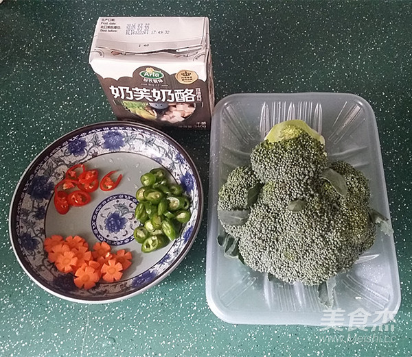 Broccoli Tossed Milk Puff Cheese recipe