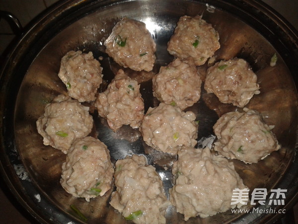 Steamed Beef and Lotus Root Meatballs recipe