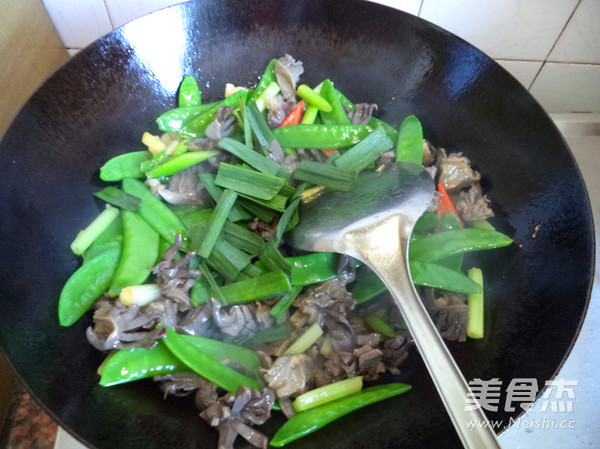 Fried Chicken Gizzards with Snow Peas recipe