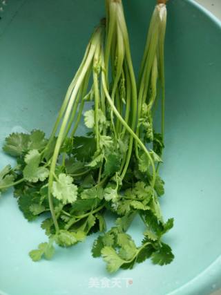 Coriander Mixed with Dried Bean Curd recipe