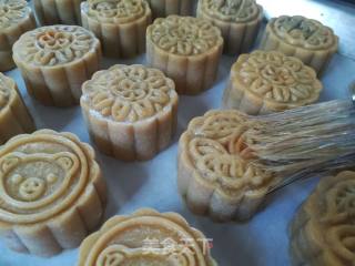 Cantonese-style Moon Cakes-moon Cakes with Lotus Seed Paste and Egg Yolk recipe