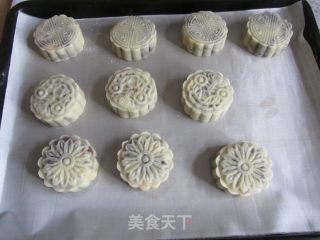 The First Season of Imperfect Mooncakes-lucent Bean Paste Mooncakes recipe