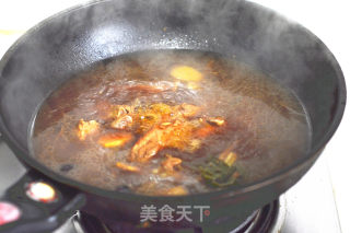 The Hot Pot with Thick and Meaty Soup is More Delicious-----pork Chop Hot Pot recipe