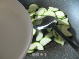 Stir-fried Zucchini with Elbow Ham recipe