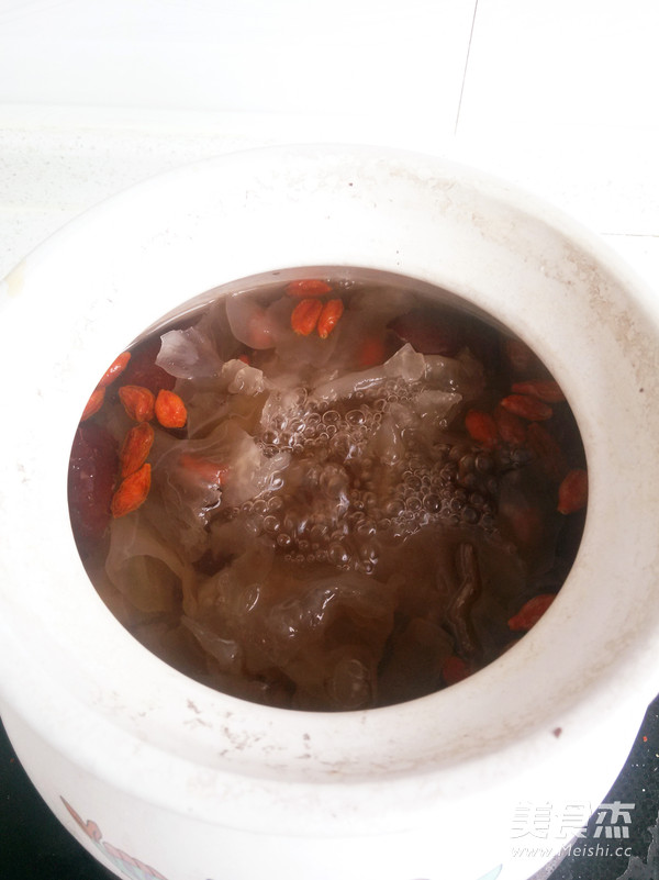 Tremella, Lotus Seed and Lily Soup recipe