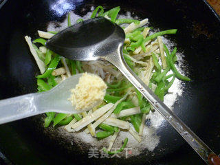 Stir-fried Green Peppers with Lamb Tail Bamboo Shoots recipe