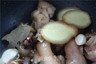 Beautiful Meet-braised Pig's Trotters recipe